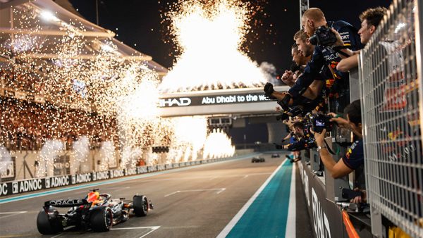 Paradise In Dubai Family of Four - 7 Nights Half Board 5* Hilton Dubai Palm Jumeirah PLUS £3,000 Spending Money Plus 3 day Marina Grand stand tickets F1 Abu Dhabi - Image 4