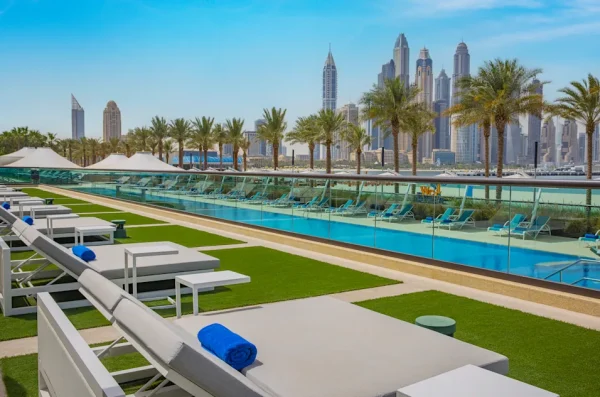 Paradise In Dubai Family of Four - 7 Nights Half Board 5* Hilton Dubai Palm Jumeirah PLUS £3,000 Spending Money Plus 3 day Marina Grand stand tickets F1 Abu Dhabi - Image 2