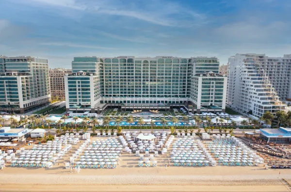 Paradise In Dubai Family of Four - 7 Nights Half Board 5* Hilton Dubai Palm Jumeirah PLUS £3,000 Spending Money Plus 3 day Marina Grand stand tickets F1 Abu Dhabi - Image 5